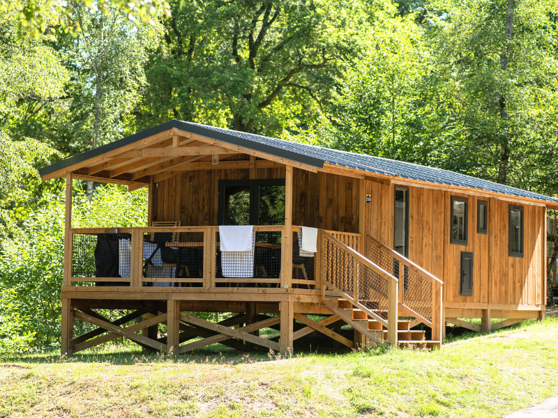 VIP Premium Lodge 34m² – Seeblick (2 Zimmer) + TV + Bettwäsche + Handtücher + überdachte Terrasse